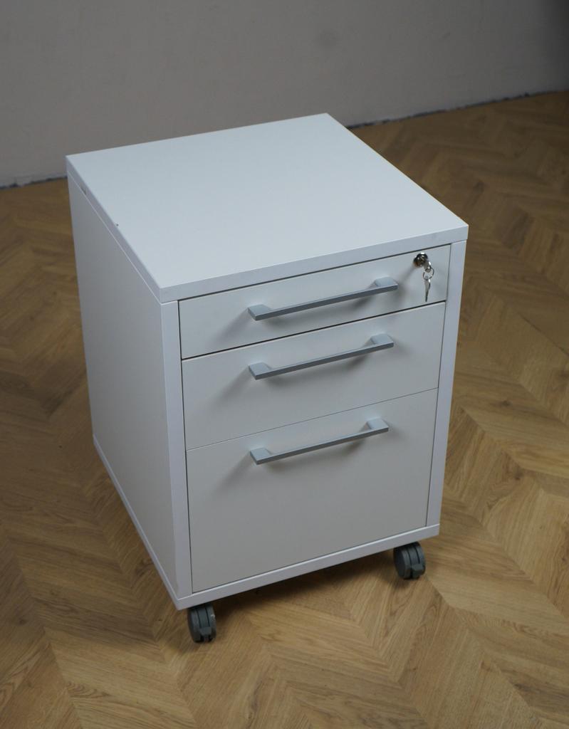 Dencon skuffekassette i hvid dekorativ laminat 46x42 cm set forfra – praktisk opbevaringsløsning til kontor og hjem.